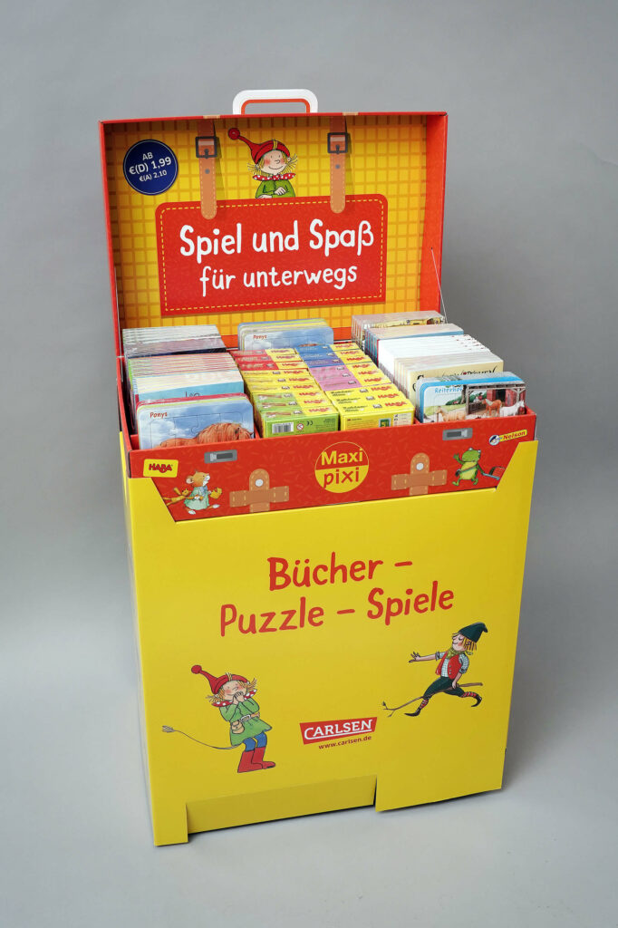 Chep Display mit einem aufliegenden Koffer, der aufgeklappt ist und verschiedene Bücher, Puzzle und Spiele von Pixi (Carlsen-Verlag) enthält - produziert von pod GmbH