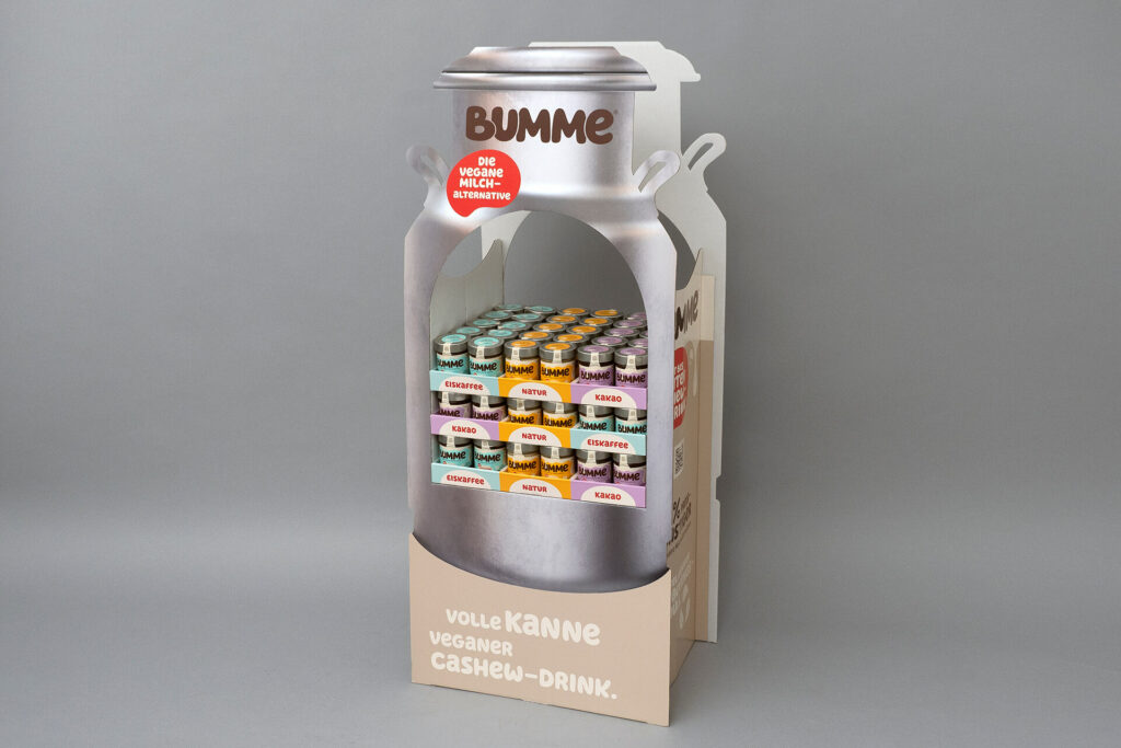 Chep-Display in Form einer Retro Milchkanne von pod GmbH mit veganem Cashew-Drink für Firma Bumme