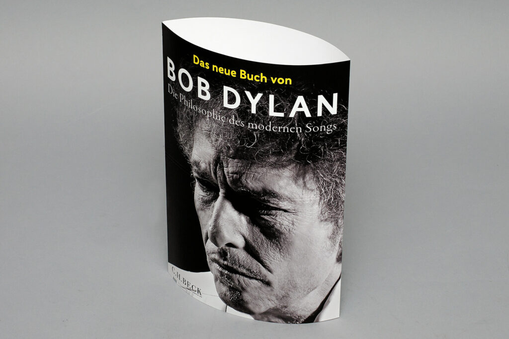 Säulendisplay von pod GmbH für das Buch von Bob Dylan (C.H. Beck Verlag) "Die Philosophie des modernen Songs" mit einer schwarz-weiß Aufnahme des Autors