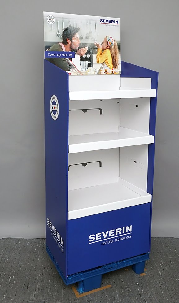 Standard Regaldisplay von pod GmbH für Firma Severin mit drei Einlegeböden auf Chep-Palette