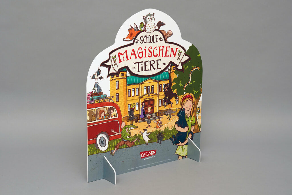 Standfigur von pod GmbH mit einem Motiv der Schule der magischen Tiere für den Carlsen Verlag