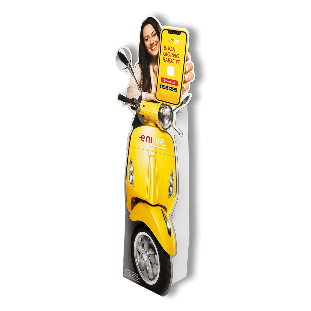 Standfigur von pod GmbH für Firma enive mit einer Frau auf gelbem Moped, die dem Betrachter ihr Smartphone mit gelbem Display und der Aufschrift "Buon Giorno Rabatte" entgegenstreckt