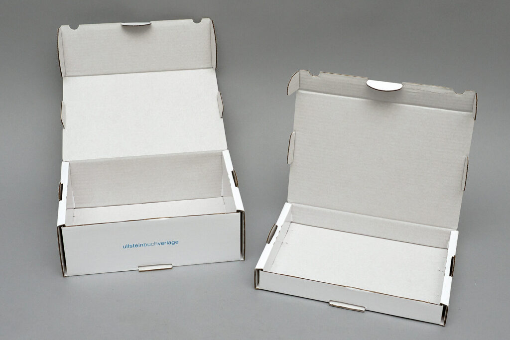 Geöffnete, flache Versandverpackung von pod GmbH für Firma Ulstein Buchverlage