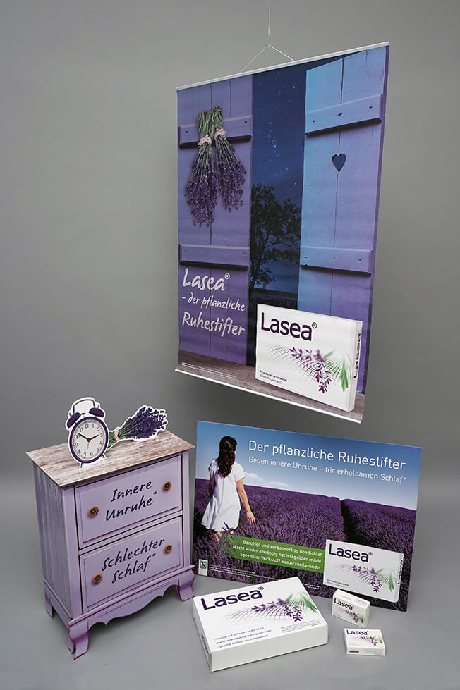 Schaufensterdekoration von pod GmbH für das Medikament Lasea - bestehend aus einem Deckenhänger, Dekowürfel, Plakat mit Lavendelfeld und verschieden großen Packungen des Medikaments