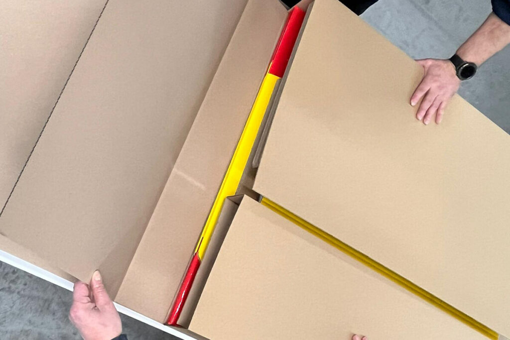 pod GmbH Services: Zwei Mitarbeiter konfektionieren von Hand