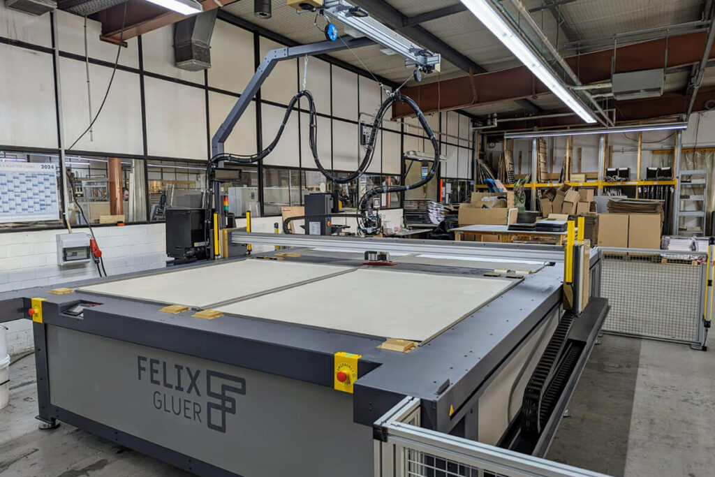 pod GmbH Services: Klebemaschine in der Fertigungshalle