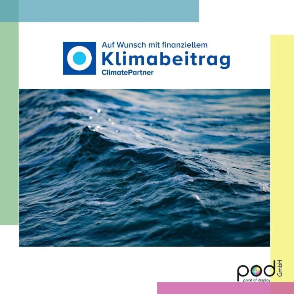 Nachhaltigkeit bei pod GmbH: Gemeinsam für eine grünere Zukunft - Logo Climate Contribution und Foto von der Meeresoberfläche